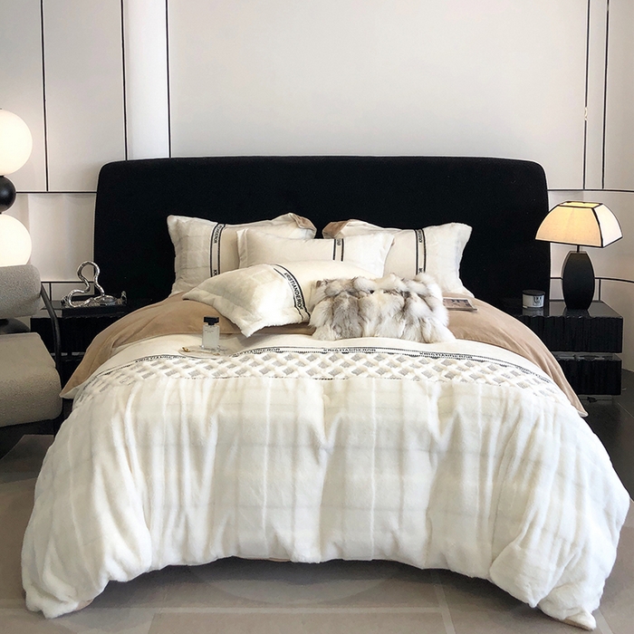 91家纺网 家纺一手货源 找家纺 安莱生活 2024新款美拉德苏格兰獭兔牛奶绒刺绣工艺款四件套-风格二 光影咖