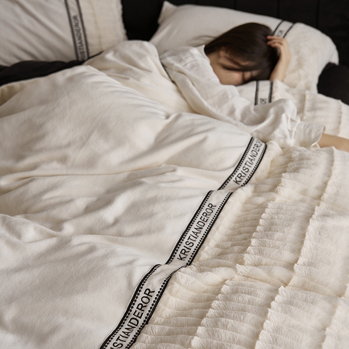 91家纺网 家纺一手货源 找家纺 （总）安莱生活 2024新款美拉德英伦风獭兔牛奶绒刺绣工艺款四件套-风格一