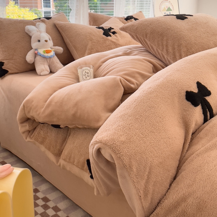 91家纺网 家纺一手货源 找家纺 蝶帕家纺 2024新款阳离子提花舒棉绒四件套 蝴蝶结-咖