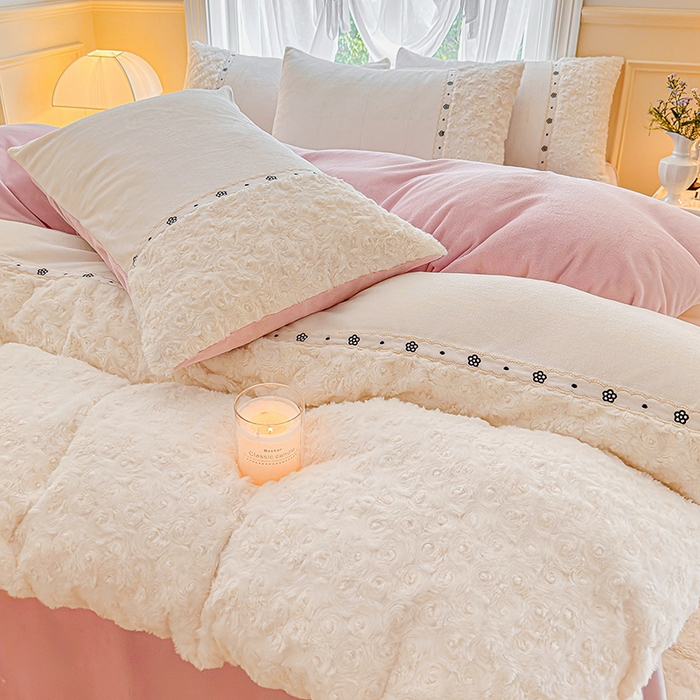 91家纺网 家纺一手货源 找家纺 安莱生活 2024新款优雅獭兔牛奶绒刺绣工艺款四件套 暖暖恋-风格二 玫瑰果粉