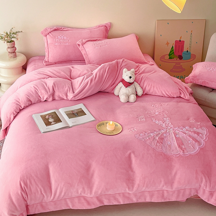 91家纺网 家纺一手货源 找家纺 新方向 2025新款全消光A类牛奶绒四件套-公主请开心 公主请开心-公主粉