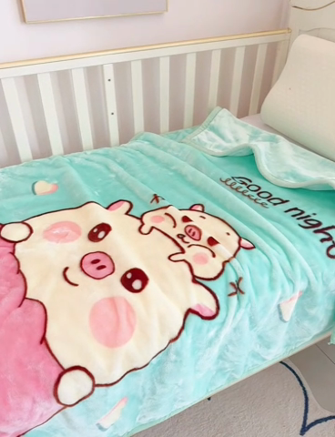 91家纺网 家纺一手货源 找家纺 凯轩毛毛毯毯子网销专供 2024新款加厚保暖儿童印花云毛毯毯子系列 卡通猪  绿