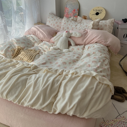 91家纺网 家纺一手货源 找家纺 山茶家纺 2024新款碎花花边牛奶绒四件套 婉约-粉-大花边