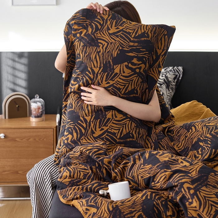 91家纺网 家纺一手货源 找家纺 安莱生活 2024新款全棉纯棉A类母婴双层纱纱布压线飞边款四件套 纽卡斯-黑咖