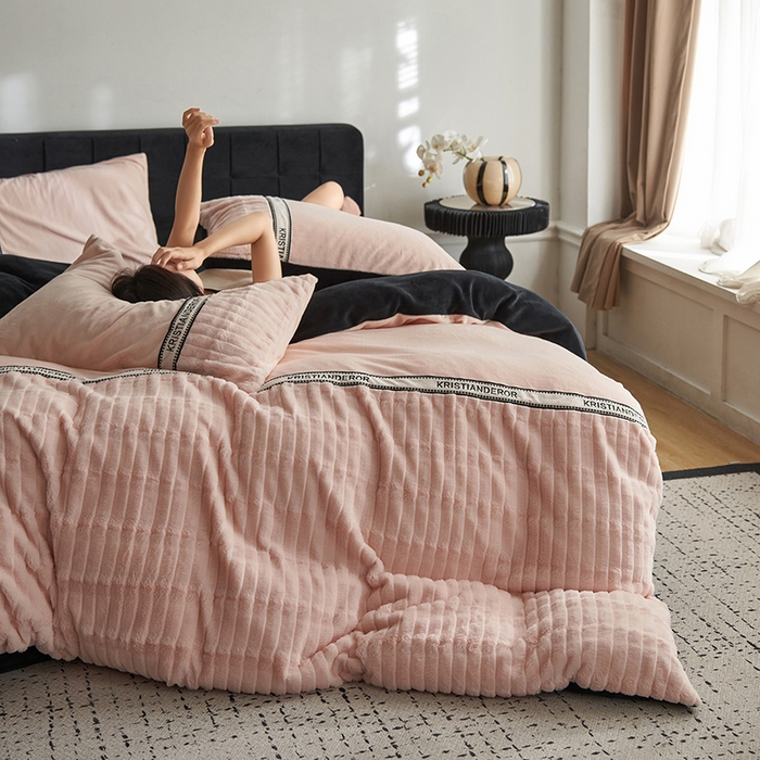 91家纺网 家纺一手货源 找家纺 安莱生活 2024新款美拉德英伦风獭兔牛奶绒刺绣工艺款四件套-风格二 波澜复古粉