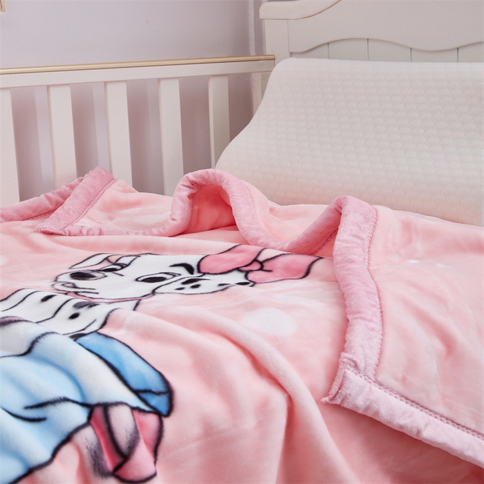 91家纺网 家纺一手货源 找家纺 凯轩毛毛毯毯子网销专供 2024新款加厚保暖儿童印花云毛毯毯子系列 斑点狗  粉