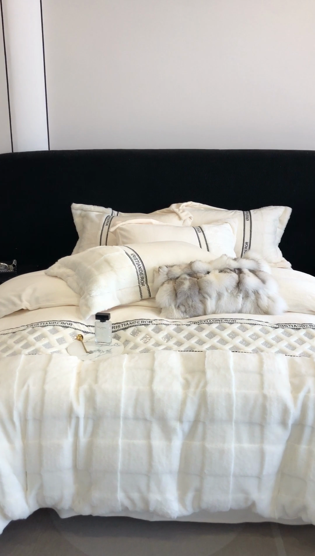 91家纺网 家纺一手货源 找家纺 安莱生活 2024新款美拉德苏格兰獭兔牛奶绒刺绣工艺款四件套-风格二 光影白