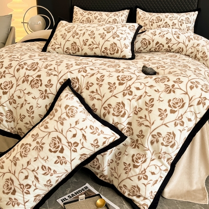 91家纺网 家纺一手货源 找家纺 （总）多乐家纺 2024新款高克重加厚保暖立体雕花牛奶绒宽包边四件套