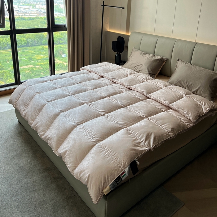 91家纺网 家纺一手货源 找家纺 静若居 2024新款高精密真丝提花羽绒被壳婚庆款羽绒被壳厂家 豆沙粉2