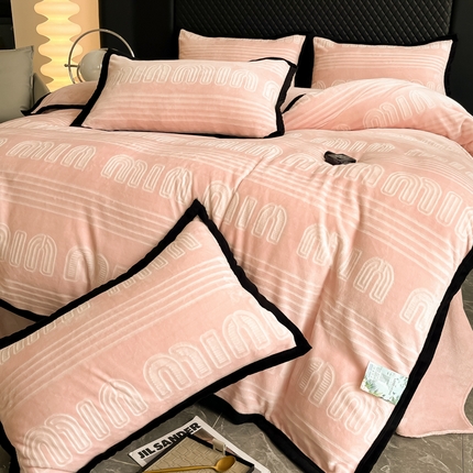 91家纺网 家纺一手货源 找家纺 （总）多乐家纺 2024新款高克重加厚保暖立体雕花牛奶绒宽包边四件套