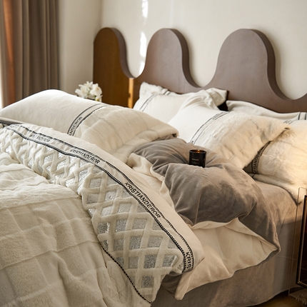 91家纺网 家纺一手货源 找家纺 安莱生活 2024新款美拉德苏格兰獭兔牛奶绒刺绣工艺款四件套-风格一 光影灰