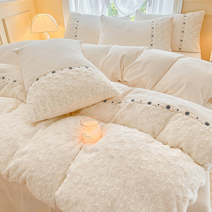 91家纺网 家纺一手货源 找家纺 安莱生活 2024新款优雅獭兔牛奶绒刺绣工艺款四件套 暖暖恋-风格一 玫瑰白