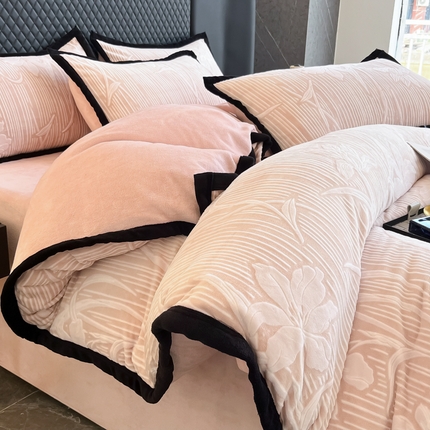 91家纺网 家纺一手货源 找家纺 （总）多乐家纺 2024新款高克重加厚保暖立体雕花牛奶绒宽包边被套