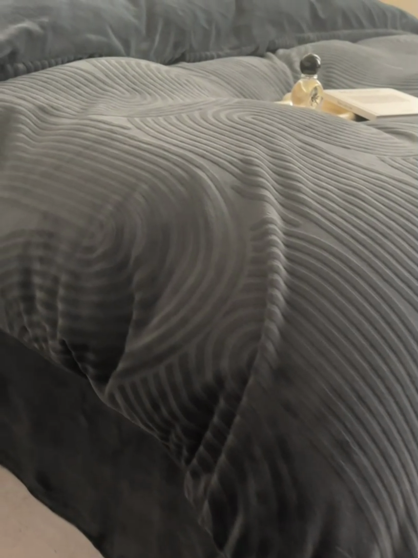 91家纺网 家纺一手货源 找家纺 安莱生活 2024新款牛奶绒提花烂花年纪系列四件套-风格二 年纪-灰