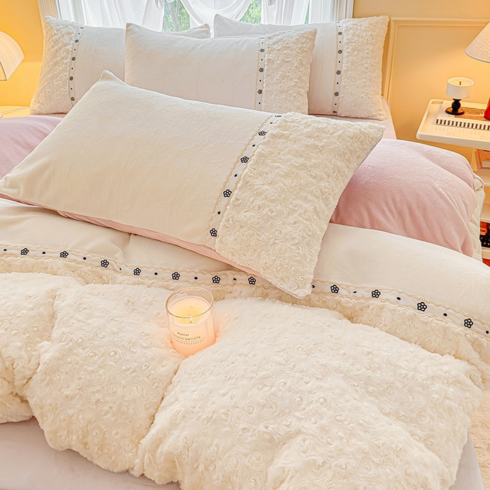 91家纺网 家纺一手货源 找家纺 安莱生活 2024新款优雅獭兔牛奶绒刺绣工艺款四件套 暖暖恋-风格二 玫瑰果粉