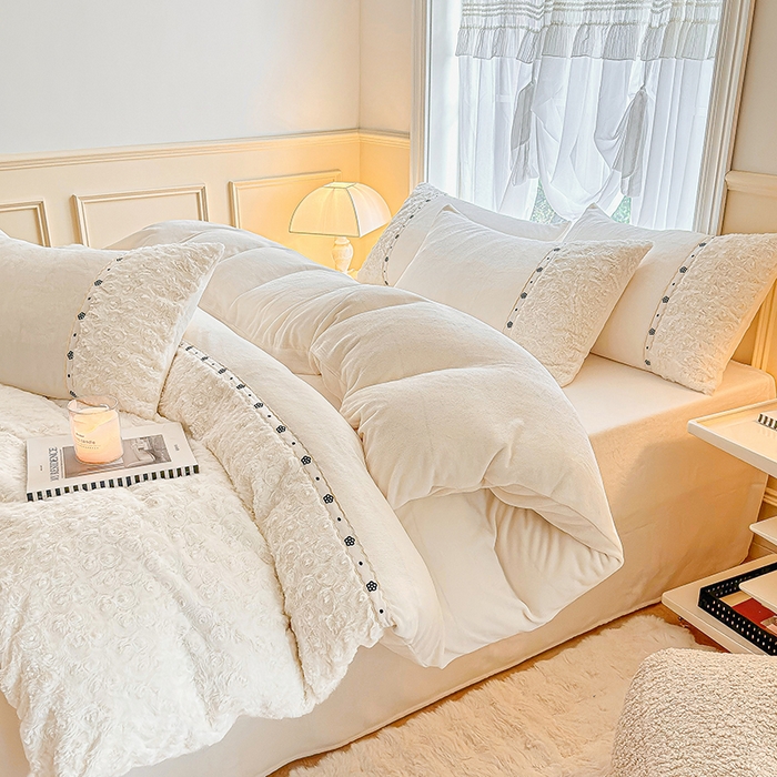 91家纺网 家纺一手货源 找家纺 安莱生活 2024新款优雅獭兔牛奶绒刺绣工艺款四件套 暖暖恋-风格一 玫瑰白