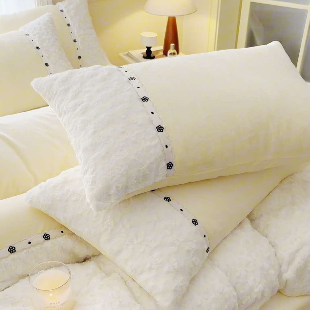 91家纺网 家纺一手货源 找家纺 安莱生活 2024新款优雅獭兔牛奶绒刺绣工艺款四件套 暖暖恋-风格一 玫瑰金