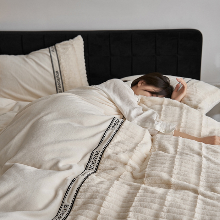 91家纺网 家纺一手货源 找家纺 安莱生活 2024新款美拉德英伦风獭兔牛奶绒刺绣工艺款四件套-风格一 波澜乳白