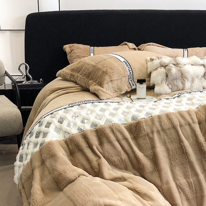 91家纺网 家纺一手货源 找家纺 安莱生活 2024新款美拉德苏格兰獭兔牛奶绒刺绣工艺款四件套-风格二 光影卡其