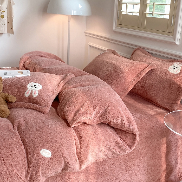 91家纺网 家纺一手货源 找家纺 萝莉家纺 2024新款加厚泰迪绒毛巾绣四件套 小兔茶粉