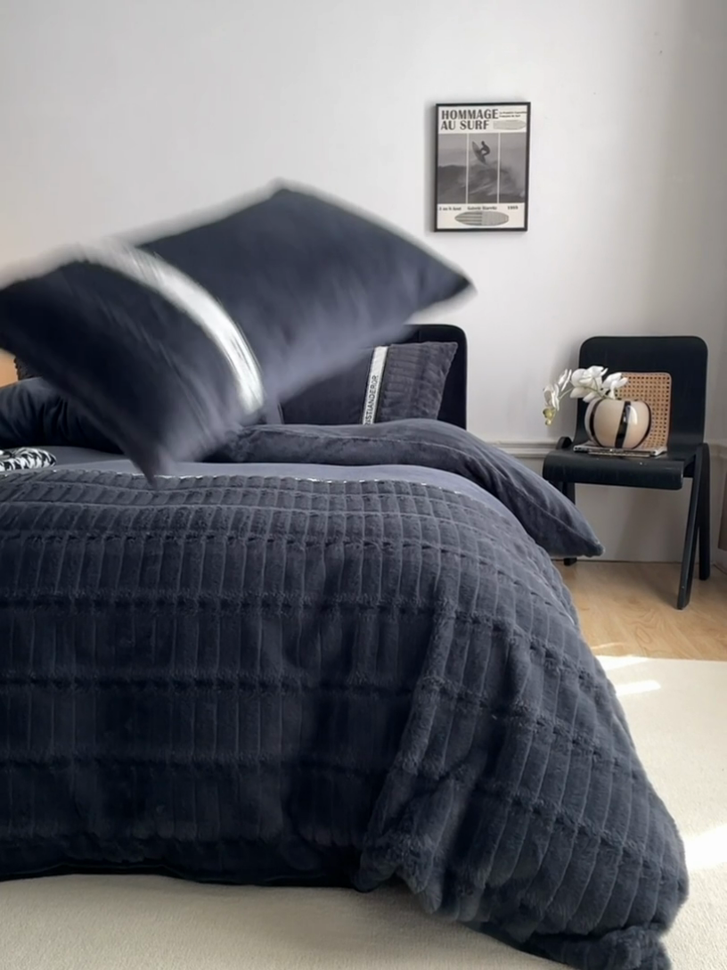 91家纺网 家纺一手货源 找家纺 安莱生活 2024新款美拉德英伦风獭兔牛奶绒刺绣工艺款四件套-风格一 波澜黛黑