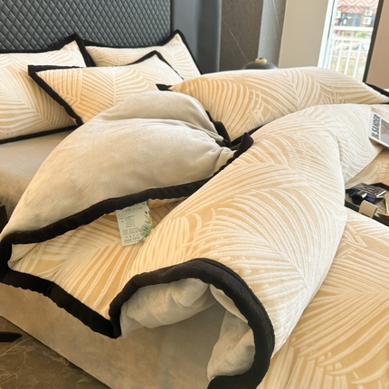 91家纺网 家纺一手货源 找家纺 （总）多乐家纺 2024新款高克重加厚保暖立体雕花牛奶绒宽包边被套