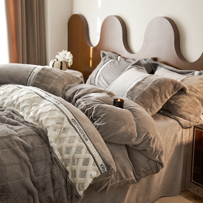 91家纺网 家纺一手货源 找家纺 安莱生活 2024新款美拉德苏格兰獭兔牛奶绒刺绣工艺款四件套-风格一 光影银灰