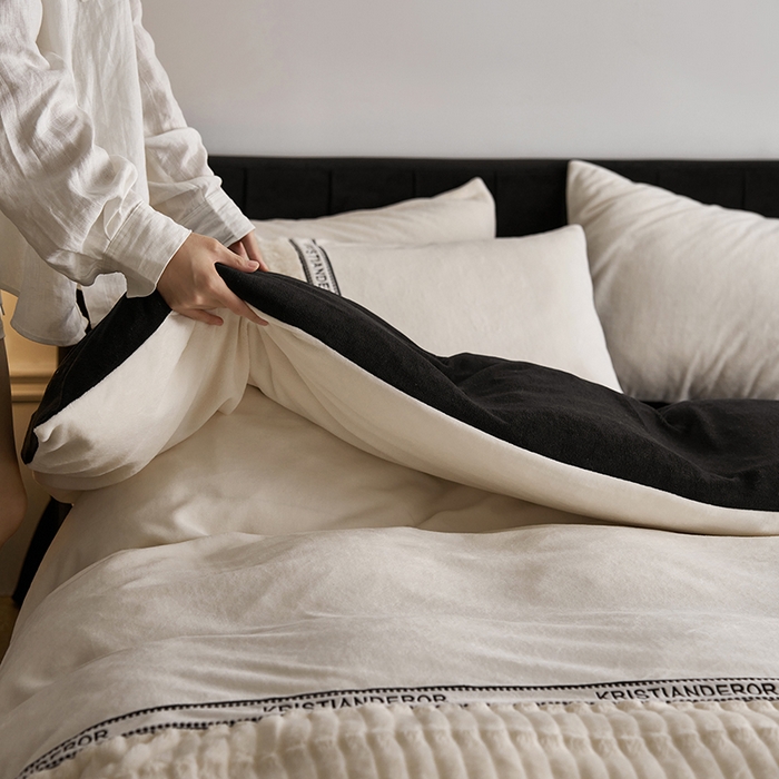 91家纺网 家纺一手货源 找家纺 安莱生活 2024新款美拉德英伦风獭兔牛奶绒刺绣工艺款四件套-风格一 波澜墨白