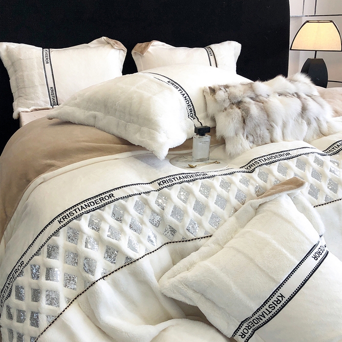 91家纺网 家纺一手货源 找家纺 安莱生活 2024新款美拉德苏格兰獭兔牛奶绒刺绣工艺款四件套-风格二 光影咖