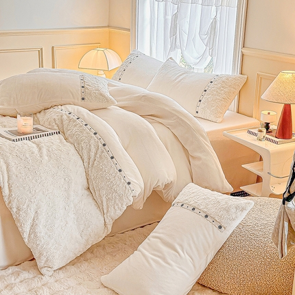 91家纺网 家纺一手货源 找家纺 安莱生活 2024新款优雅獭兔牛奶绒刺绣工艺款四件套 暖暖恋-风格一 玫瑰白