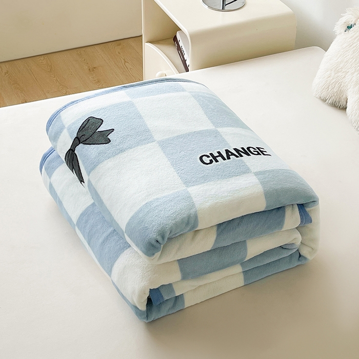 91家纺网 家纺一手货源 找家纺 千荨 2024新款多功能牛奶绒毛毯 蓝色蝴蝶结