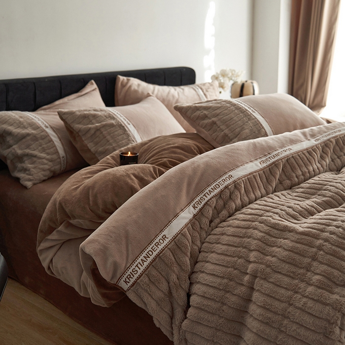 91家纺网 家纺一手货源 找家纺 （总）安莱生活 2024新款美拉德英伦风獭兔牛奶绒刺绣工艺款四件套-风格二