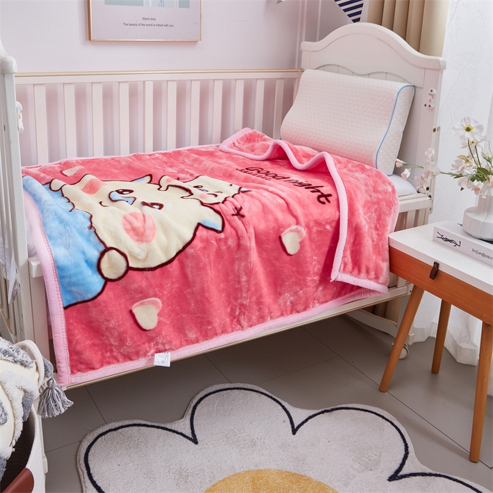 91家纺网 家纺一手货源 找家纺 凯轩毛毛毯毯子网销专供 2024新款加厚保暖儿童印花云毛毯毯子系列 卡通猪  粉