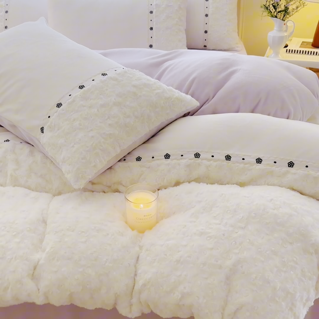 91家纺网 家纺一手货源 找家纺 安莱生活 2024新款优雅獭兔牛奶绒刺绣工艺款四件套 暖暖恋-风格二 玫瑰果粉