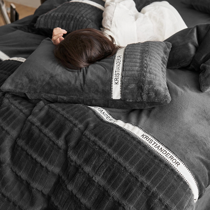 91家纺网 家纺一手货源 找家纺 安莱生活 2024新款美拉德英伦风獭兔牛奶绒刺绣工艺款四件套-风格一 波澜黛黑