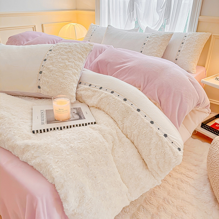 91家纺网 家纺一手货源 找家纺 安莱生活 2024新款优雅獭兔牛奶绒刺绣工艺款四件套 暖暖恋-风格二 玫瑰果粉