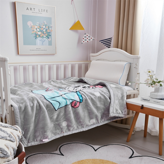 91家纺网 家纺一手货源 找家纺 凯轩毛毛毯毯子网销专供 2024新款加厚保暖儿童印花云毛毯毯子系列 斑点狗  灰