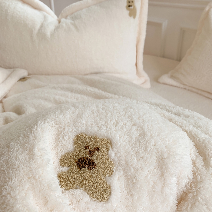 91家纺网 家纺一手货源 找家纺 萝莉家纺 2024新款加厚泰迪绒毛巾绣四件套 小熊奶白