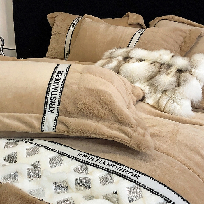 91家纺网 家纺一手货源 找家纺 安莱生活 2024新款美拉德苏格兰獭兔牛奶绒刺绣工艺款四件套-风格二 光影卡其