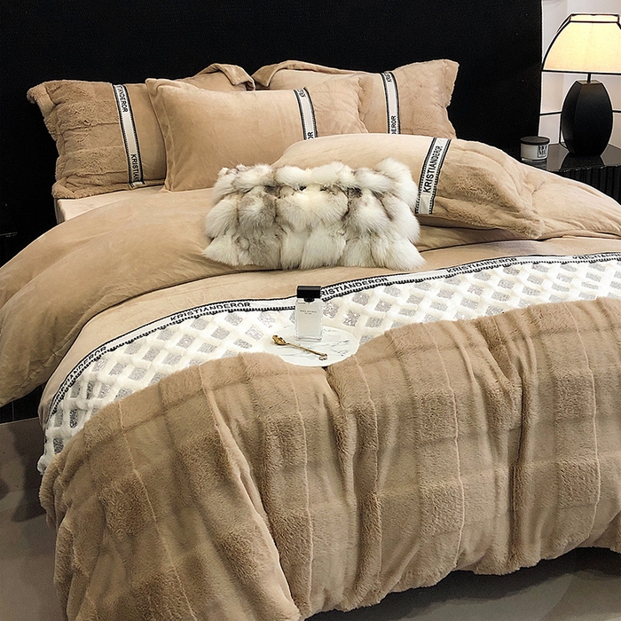 91家纺网 家纺一手货源 找家纺 安莱生活 2024新款美拉德苏格兰獭兔牛奶绒刺绣工艺款四件套-风格二 光影卡其