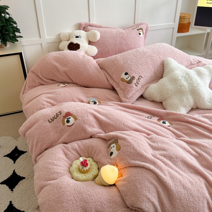 91家纺网 家纺一手货源 找家纺 萝莉家纺 2024新款加厚泰迪绒毛巾绣四件套 礼帽狗