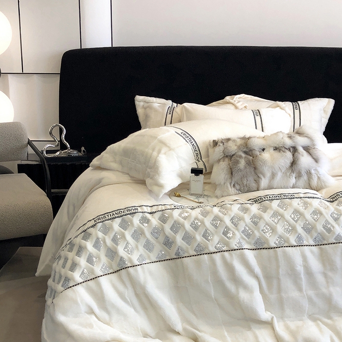 91家纺网 家纺一手货源 找家纺 安莱生活 2024新款美拉德苏格兰獭兔牛奶绒刺绣工艺款四件套-风格二 光影白