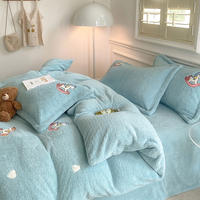 91家纺网 家纺一手货源 找家纺 萝莉家纺 2024新款加厚泰迪绒毛巾绣四件套 小木马水兰