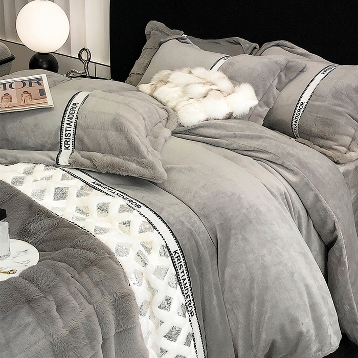 91家纺网 家纺一手货源 找家纺 安莱生活 2024新款美拉德苏格兰獭兔牛奶绒刺绣工艺款四件套-风格二 光影银灰