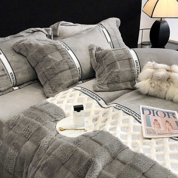 91家纺网 家纺一手货源 找家纺 安莱生活 2024新款美拉德苏格兰獭兔牛奶绒刺绣工艺款四件套-风格二 光影银灰