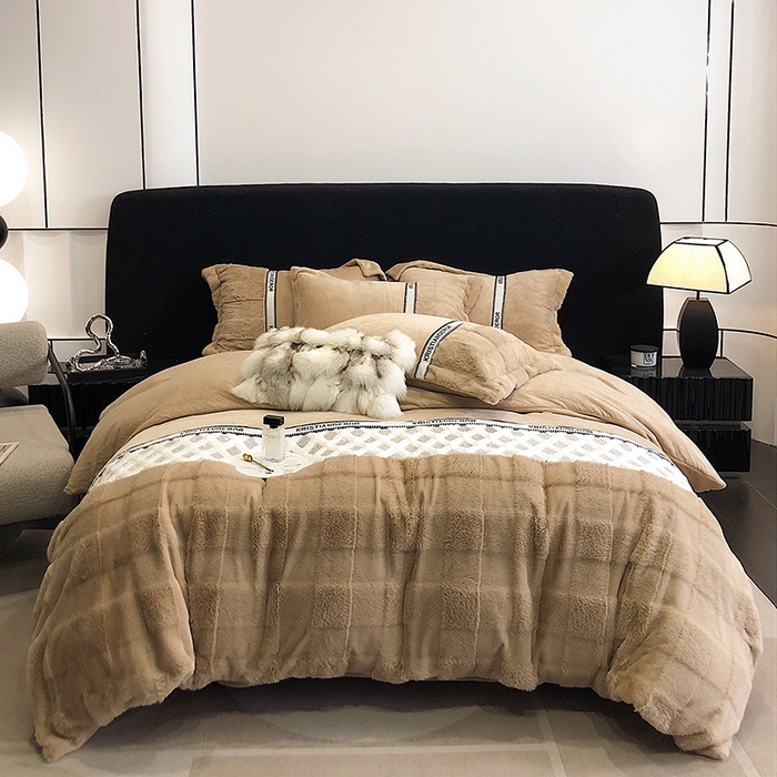 91家纺网 家纺一手货源 找家纺 安莱生活 2024新款美拉德苏格兰獭兔牛奶绒刺绣工艺款四件套-风格二 光影卡其