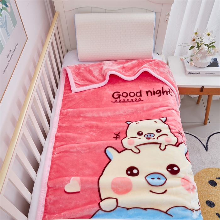 91家纺网 家纺一手货源 找家纺 凯轩毛毛毯毯子网销专供 2024新款加厚保暖儿童印花云毛毯毯子系列 卡通猪  粉