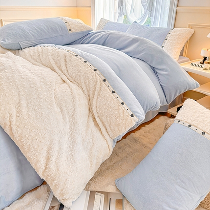 91家纺网 家纺一手货源 找家纺 安莱生活 2024新款优雅獭兔牛奶绒刺绣工艺款四件套 暖暖恋-风格一 玫瑰蓝