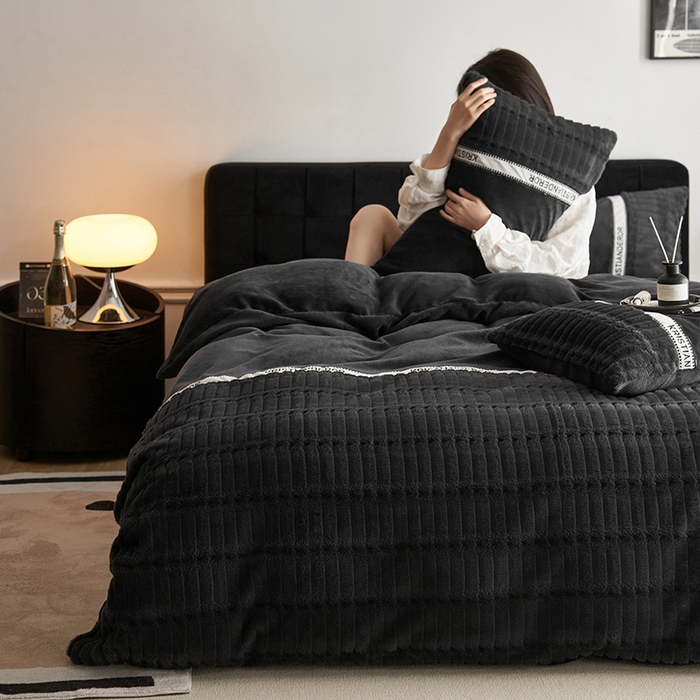 91家纺网 家纺一手货源 找家纺 安莱生活 2024新款美拉德英伦风獭兔牛奶绒刺绣工艺款四件套-风格一 波澜黛黑