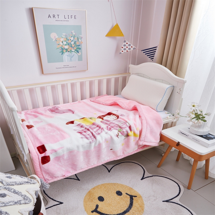 91家纺网 家纺一手货源 找家纺 凯轩毛毛毯毯子网销专供 2024新款加厚保暖儿童印花云毛毯毯子系列 小骑手  粉